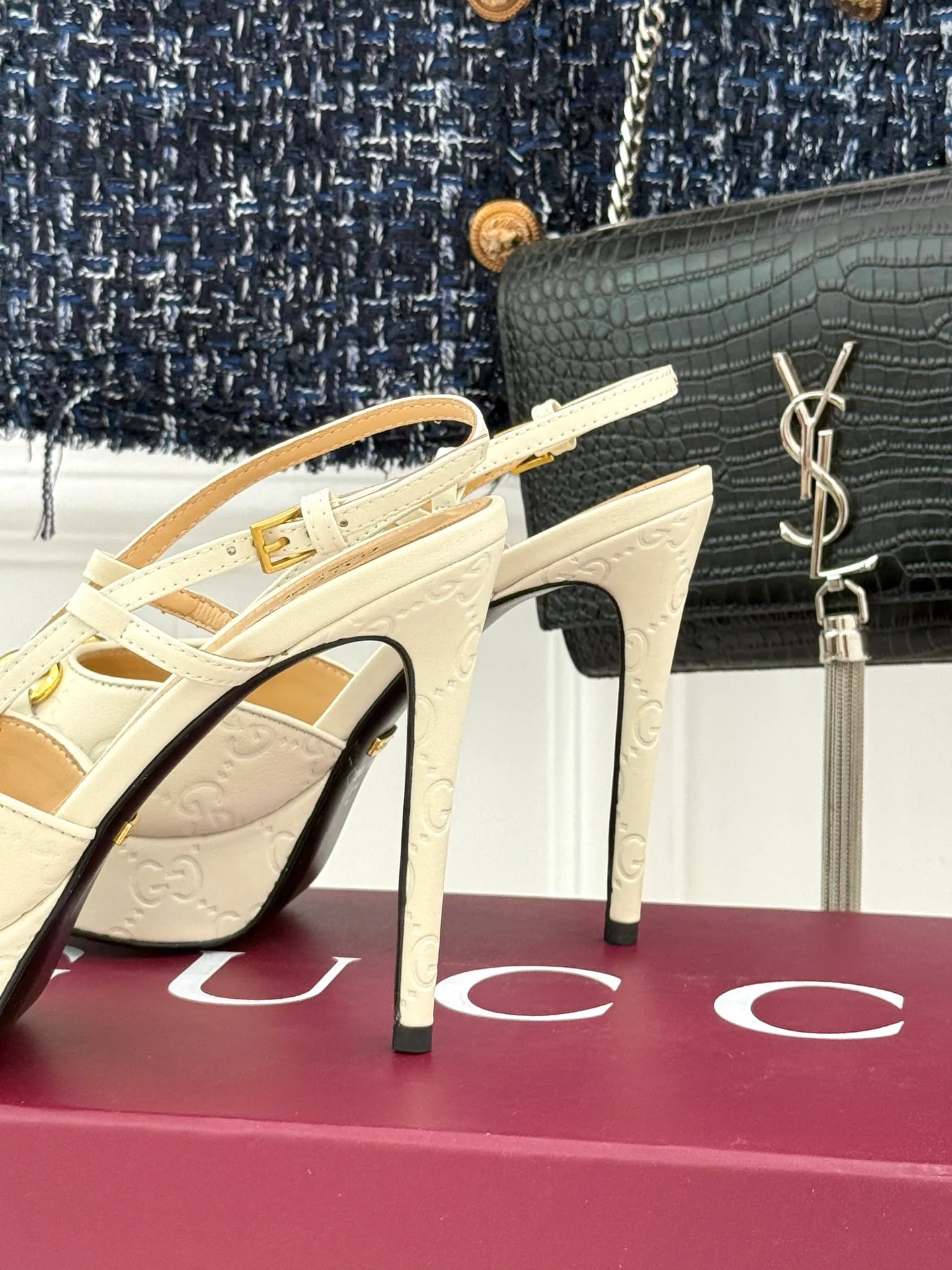 Factory direct sales p680🐘🐘Women's shoes Women's Gucci/Gucci classic horsebit pointed toe platform high-heeled sandals Perfectly integrate classic elements and fashion design. These sandals are decorated with the iconic horsebit. The metallic horsebit embellishes the upper, exuding a strong retro style and highlighting the brand heritage. The design of the waterproof platform and the high heel complement each other. The 9.5 cm high heel and the 2 cm waterproof platform can effectively reduce the pressure on the foot while elongating the leg line, making walking more stable. The adjustable ankle buckle design is not only easy to put on and take off, but can also be adjusted according to personal foot shape to ensure a comfortable fit. Whether paired with an elegant dress for formal occasions or paired with simple trousers to create a fashionable street style, these sandals can be easily worn, adding a touch of color to the overall look and showing the wearer's unique taste and fashion attitude. The fabric is made of original customized calfskin, the inner pads are all sheepskin, and the genuine leather outsole imported from Italy size: 35-39 (40/41/42 customized)